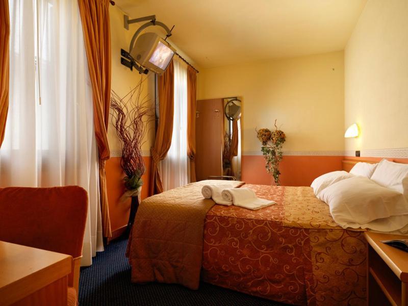 קמפוסמפיירו Hotel & Residence Roma מראה חיצוני תמונה