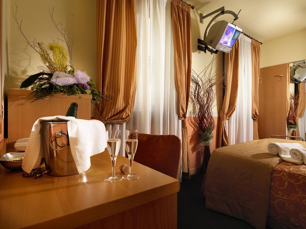 קמפוסמפיירו Hotel & Residence Roma מראה חיצוני תמונה